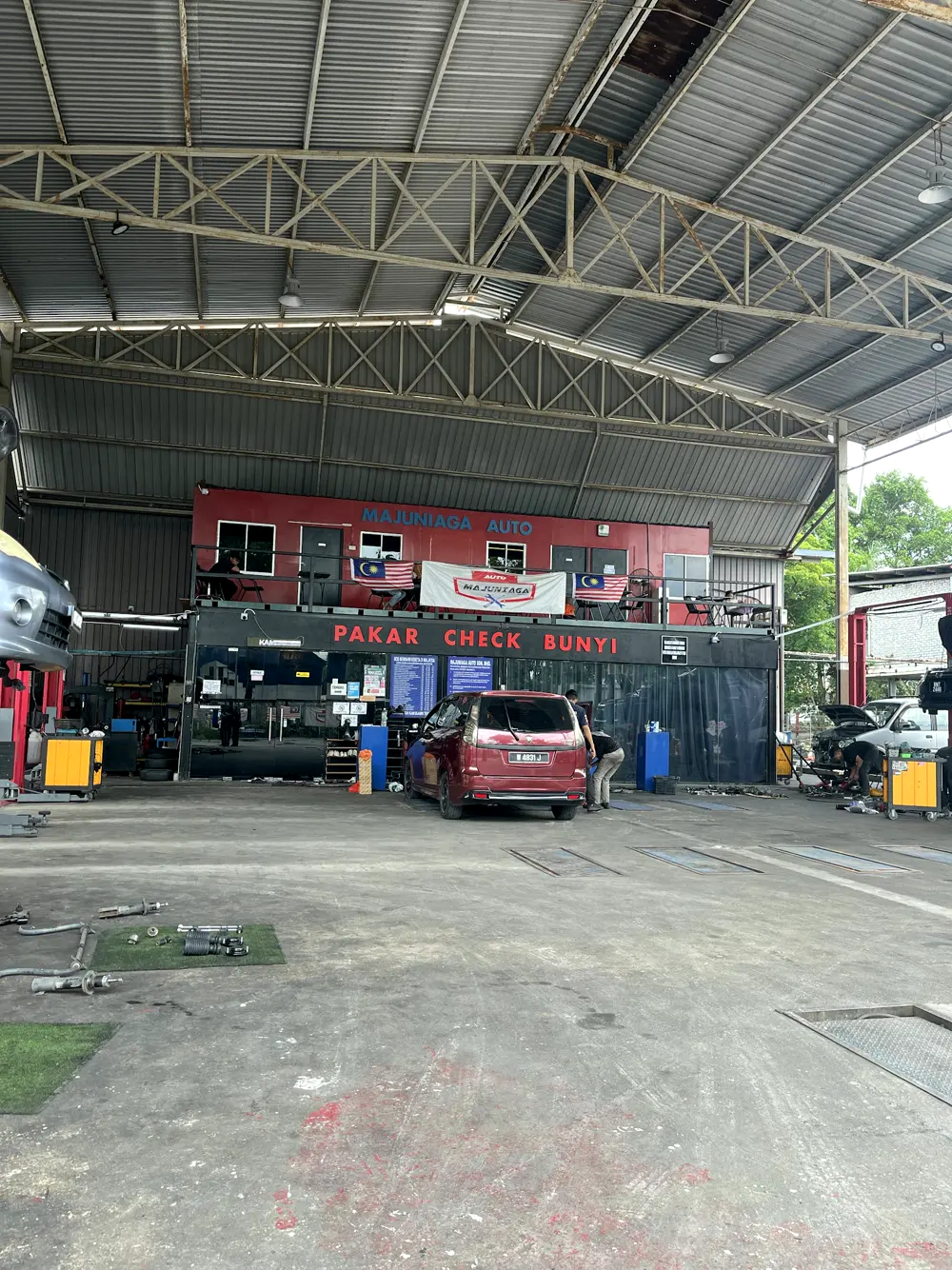 Kerja suspensi dan lower arm di MajuNiaga Auto HQ