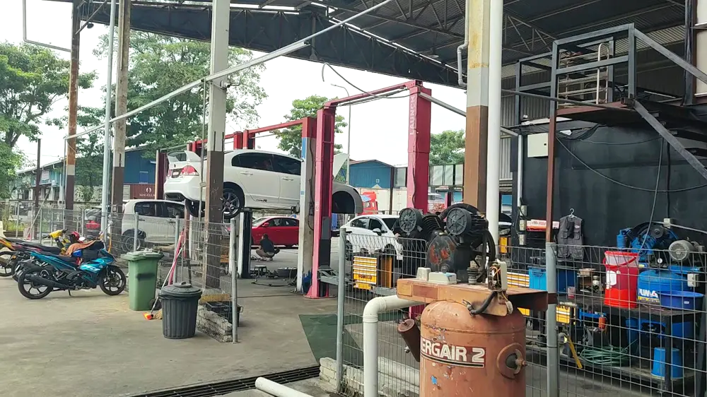Bengkel MajuNiaga Auto HQ di Ultramine Industrial Park, Subang Jaya